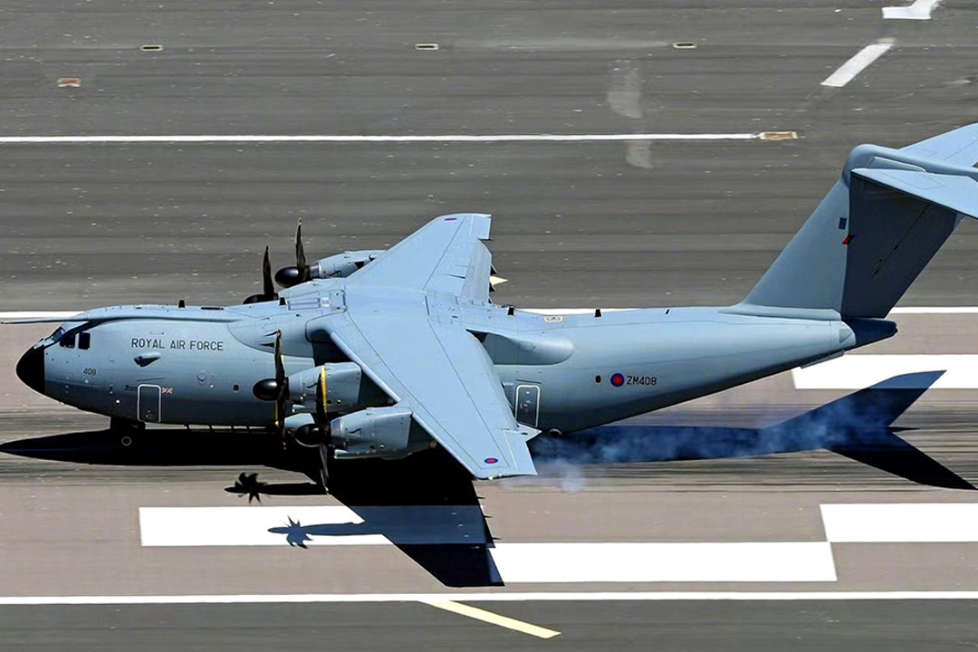 一种耦合微通道热沉与开式闪蒸喷雾冷却的新型高效机载冷却系统