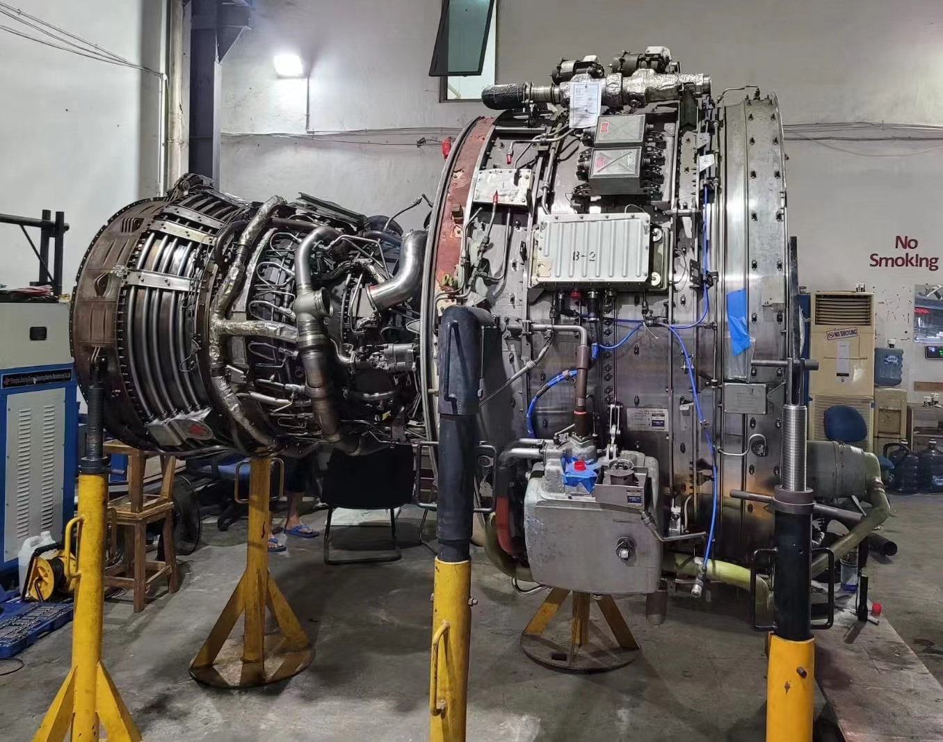 一种耦合微通道热沉与开式闪蒸喷雾冷却的新型高效机载冷却系统