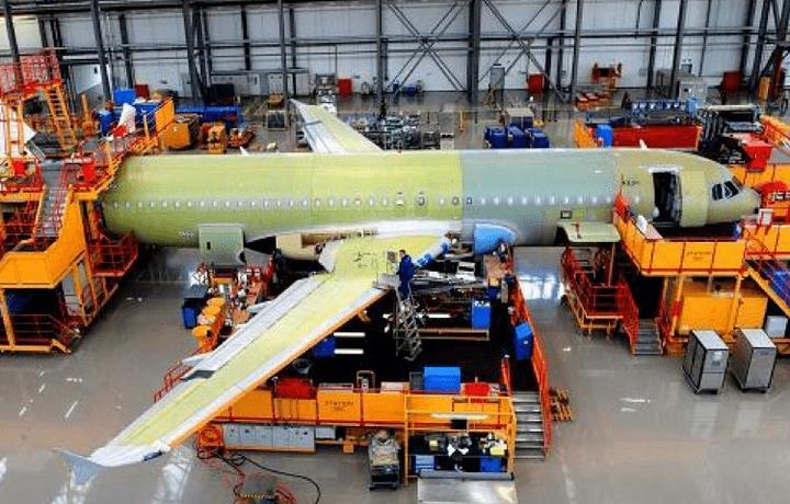 一种耦合微通道热沉与开式闪蒸喷雾冷却的新型高效机载冷却系统